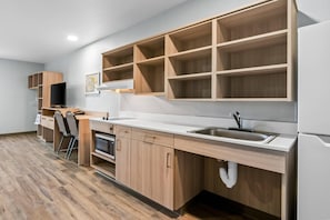 Suite estándar, 1 cama de matrimonio, no fumadores | Escritorio, espacio para trabajar con un portátil, cortinas opacas