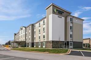 Ein mehrstöckiges Hotel mit modernem Design, das ein gut sichtbares Logo und die Adresse 4309 zeigt.