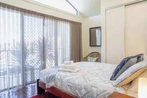 3 bedrooms, desk, iron/ironing board, travel cot - Halls Gap Escape Townhouse 2 (Halls Gap)