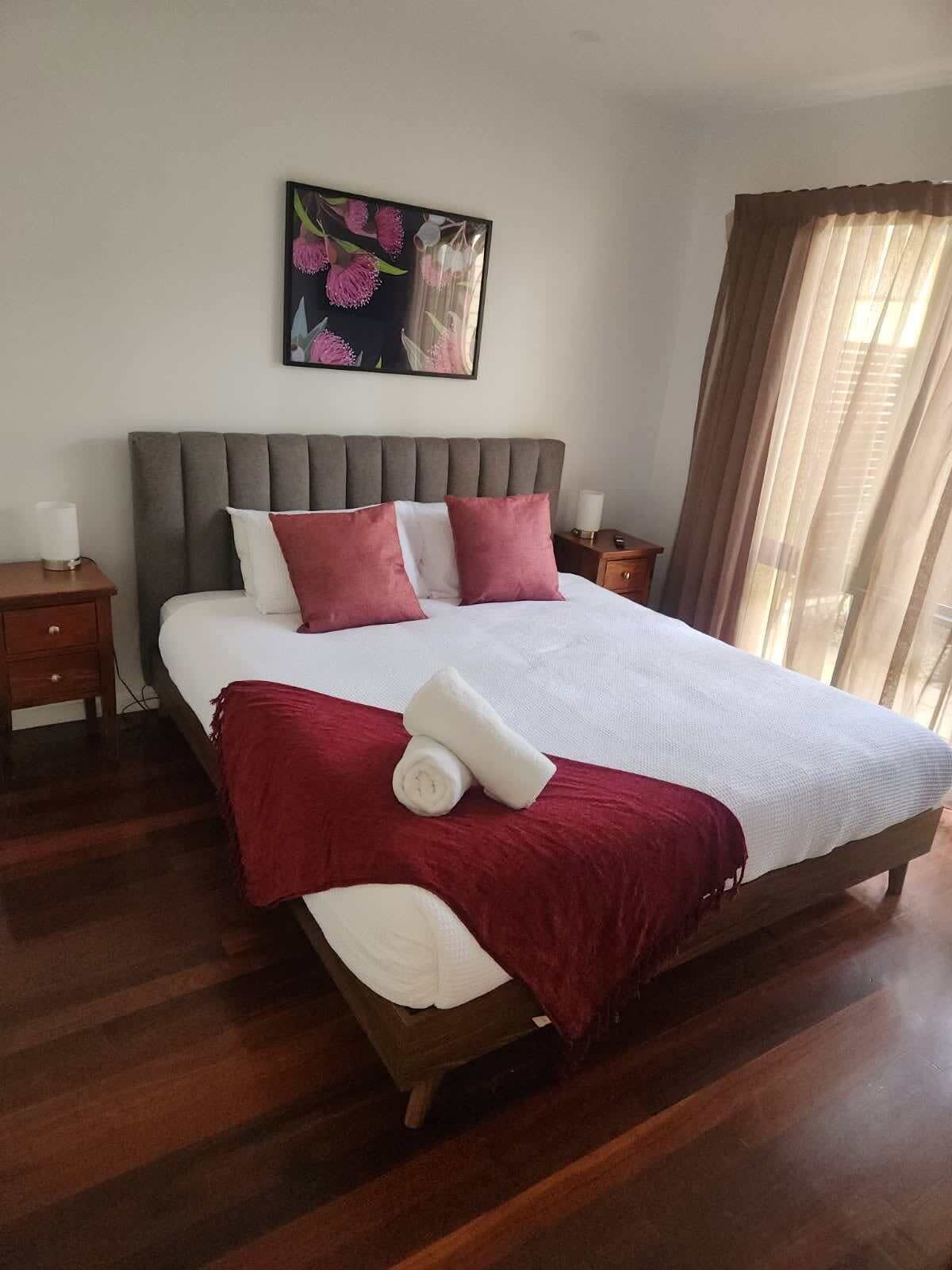 3 habitaciones, tabla de planchar con plancha y cuna de viaje 