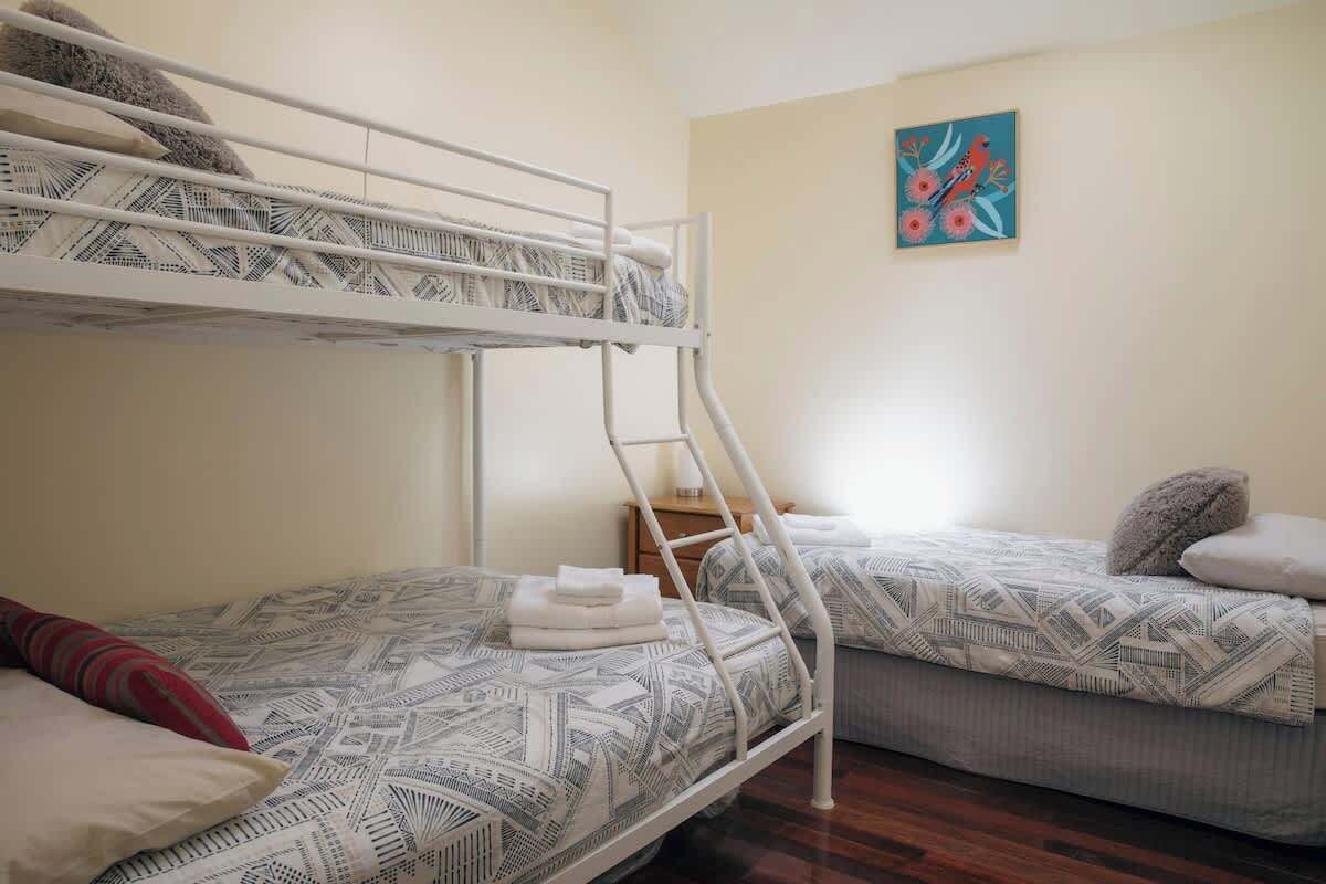 3 habitaciones, escritorio y tabla de planchar con plancha 