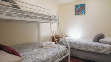 3 habitaciones, escritorio y tabla de planchar con plancha