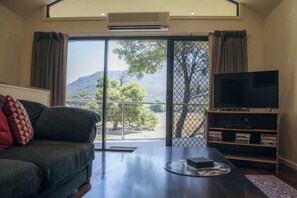 Smart TV, DVD player, books, video library - Halls Gap Escape Townhouse 2 (Halls Gap)