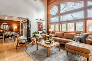 Una Smart TV, una chimenea