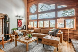 Una Smart TV, una chimenea