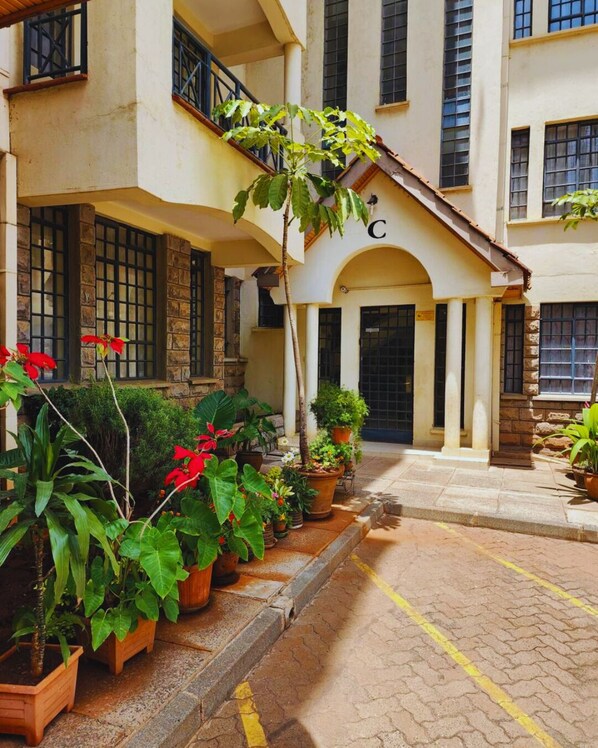 Exterior detail - Fabulous 3-bedroom apartment/Kilimani/Pool/Fully furnished/Near Yaya centre (Nairobi)