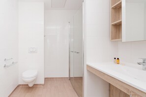Shower, towels - Quality Suites Quiberon (Quiberon)