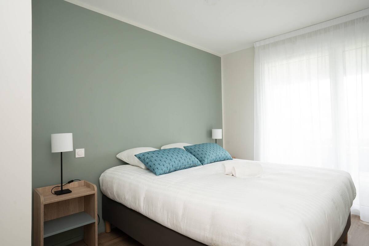 Kostenlose Babybetten, kostenloses WLAN, Bettwäsche