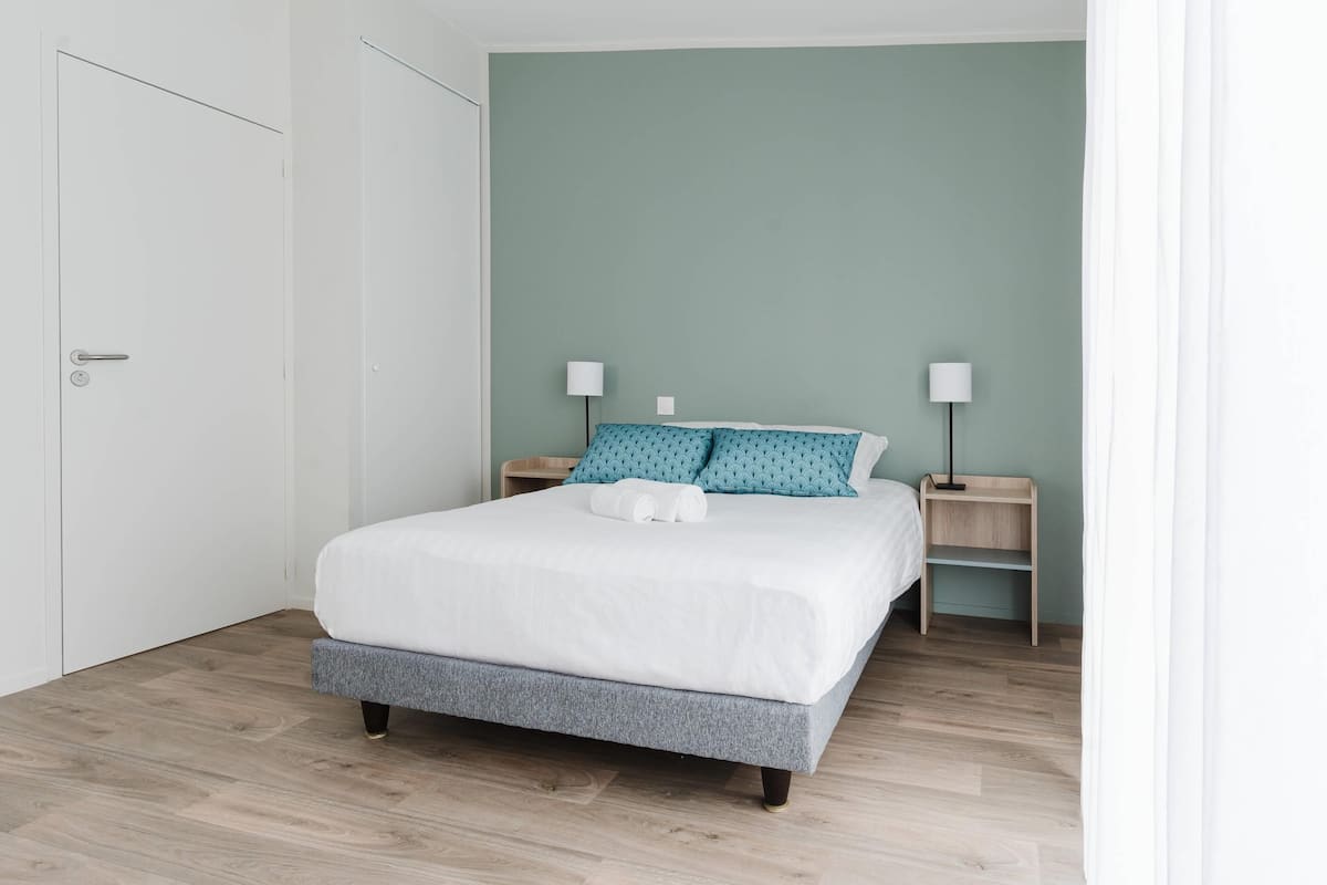 Cunas gratuitas, wifi gratis y ropa de cama