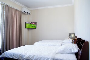 Habitación estándar con 2 camas individuales, balcón, vistas a la ciudad | Wifi gratis