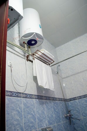 Toallas, jabón, shampoo, papel de baño 