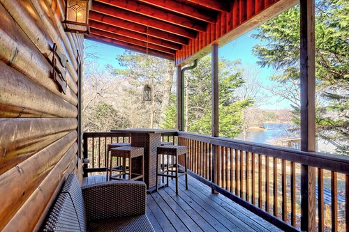 Cozy Cove Retreat by Chatuge Home Concierge | Private Swim Dock, Kayaks & Grill
