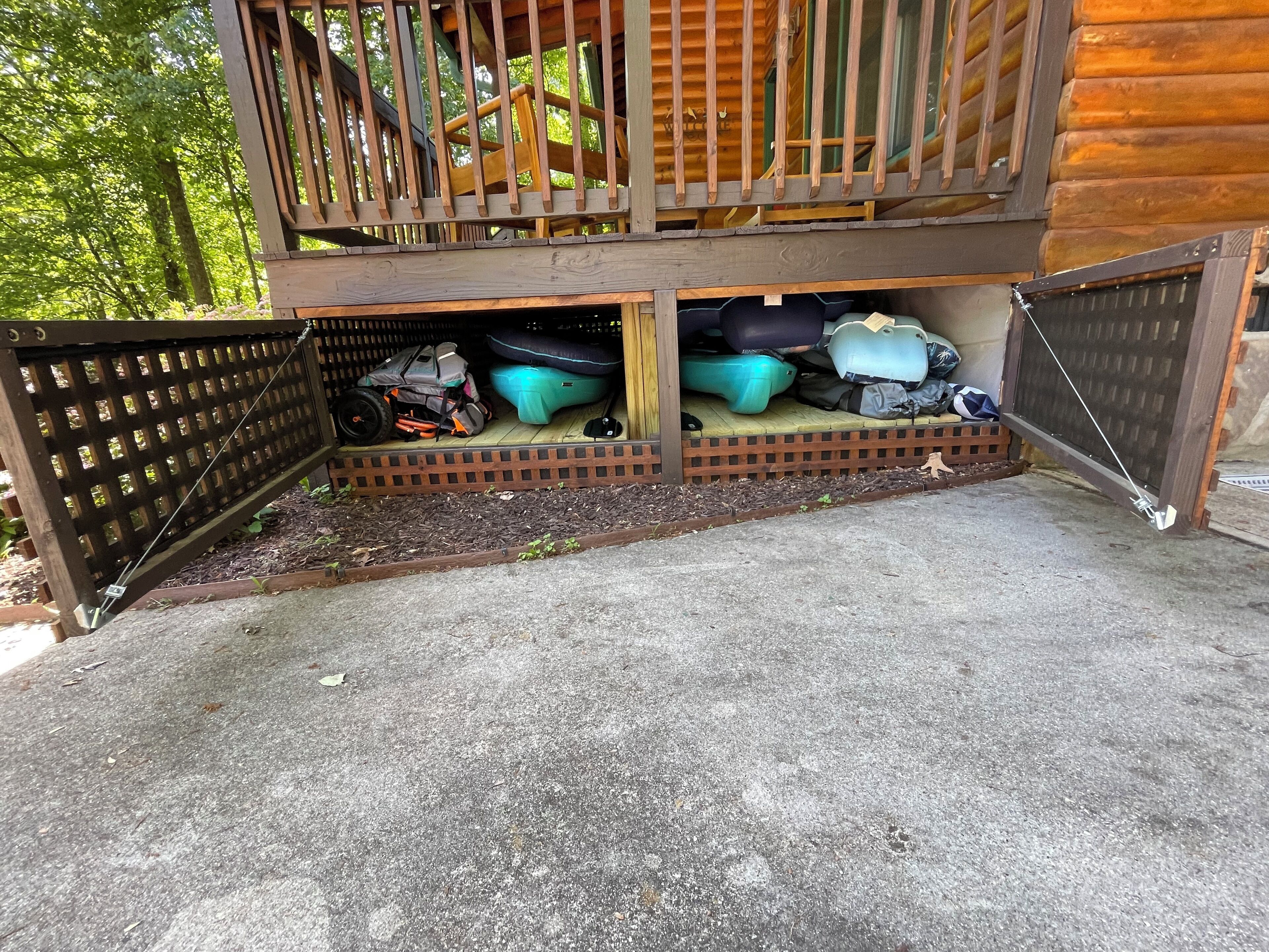 Una struttura in legno con un balcone, un'area recintata e scatole portaoggetti.