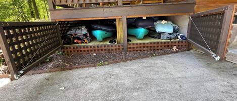 Una struttura in legno con un balcone, un'area recintata e scatole portaoggetti.
