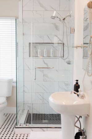 Douche, serviettes fournies, savon, shampoing