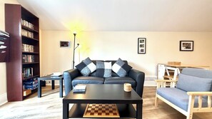 Smart-TV, DVD-Player, Bücher, Videothek