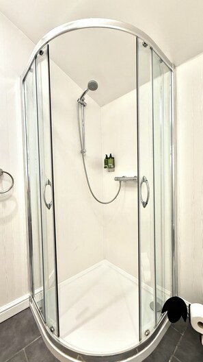 Een douche, milieuvriendelijke toiletartikelen, een haardroger