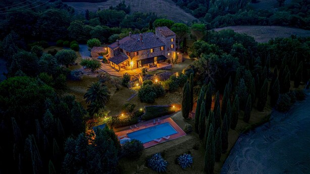 A large stone house with a swimming pool surrounded by trees and a well-maintained garden. - Villa la Pizzichina 10 Emma Villas (Todi)