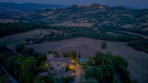 A rural property with a stone house, a swimming pool, and surrounding fields. - Villa la Pizzichina 10 Emma Villas (Todi)