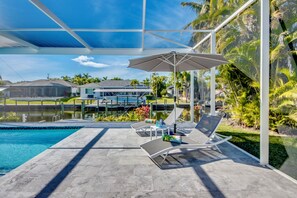 Outdoor pool, a heated pool - Villa Summer Dream - modern, on water, large pool & spa (Cape Coral)
