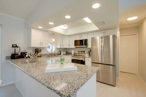 Geladeira, micro-ondas, fogão, cooktop