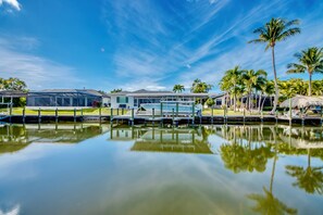 Marina - Villa Summer Dream - modern, on water, large pool & spa (Cape Coral)