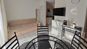 A compact room with a bed, a TV, a small kitchen, and a dining area with chairs. - 🌟 Casa Luna 🌟 (Saint-Saturnin-lès-Avignon)