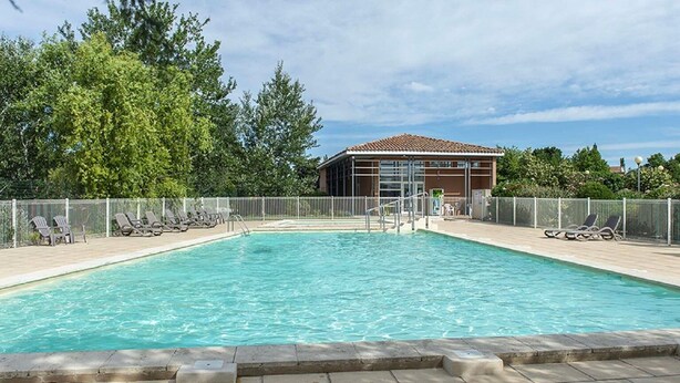 A rectangular swimming pool with a tiled deck, surrounded by a metal fence. - 🌟 Casa Luna 🌟 (Saint-Saturnin-lès-Avignon)