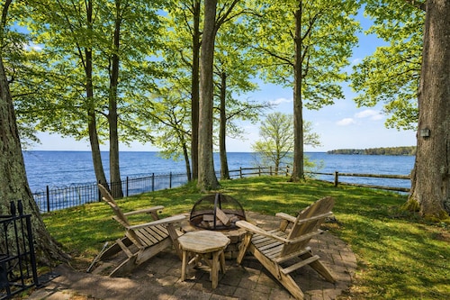 Oneida Lakefront | Dock | Kayaks | Pet Friendly