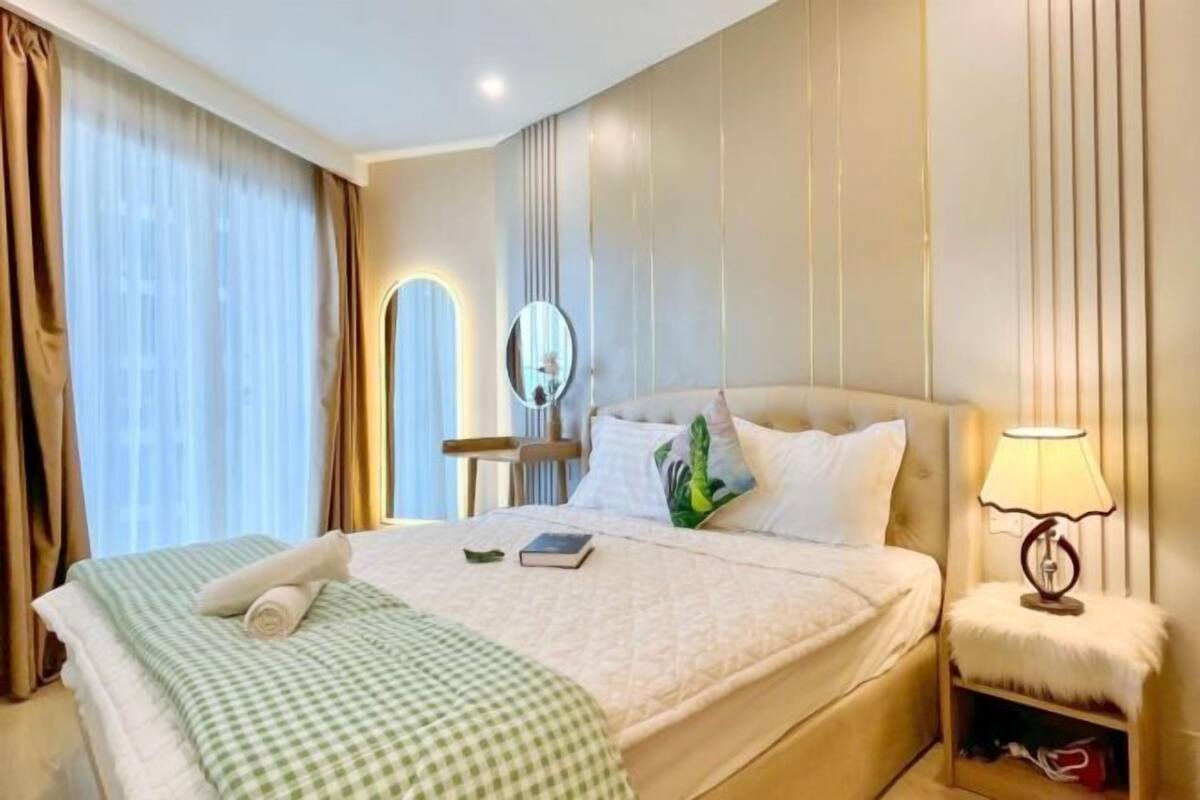 3 bedrooms, hypo-allergenic bedding, desk, blackout curtains