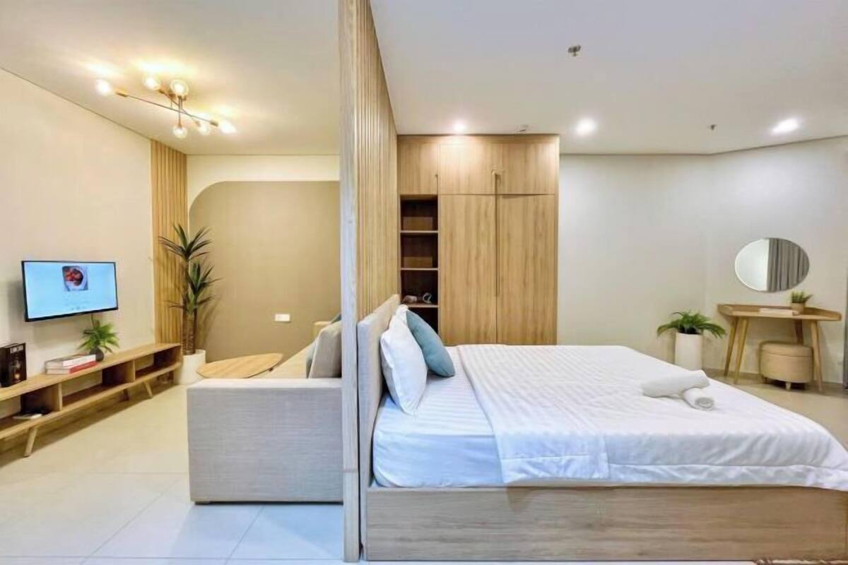 3 bedrooms, hypo-allergenic bedding, desk, blackout curtains