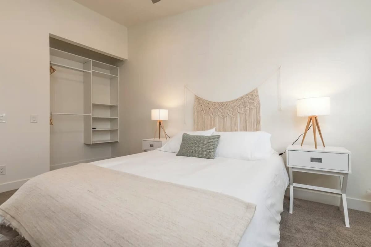 Apartemen | 2 kamar tidur, tirai kedap cahaya, dan setrika/meja setrika