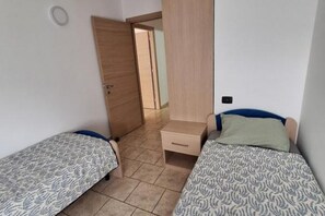 2 bedrooms, iron/ironing board, WiFi