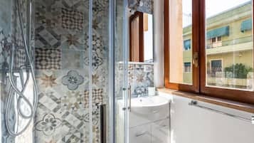 Deluxe Room | Bathroom | Shower, hair dryer, towels, soap