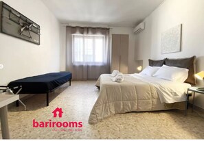 Habitación triple | 1 dormitorio, escritorio, tabla de planchar con plancha y wifi gratis