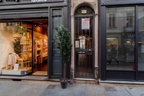 A storefront with a glass window displaying furniture and a sign indicating a sale. - Casa Mocambo in Torino (Turin)
