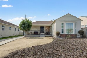 Exterior - Enjoy this spacious house perfect for families or groups (Los Angeles)