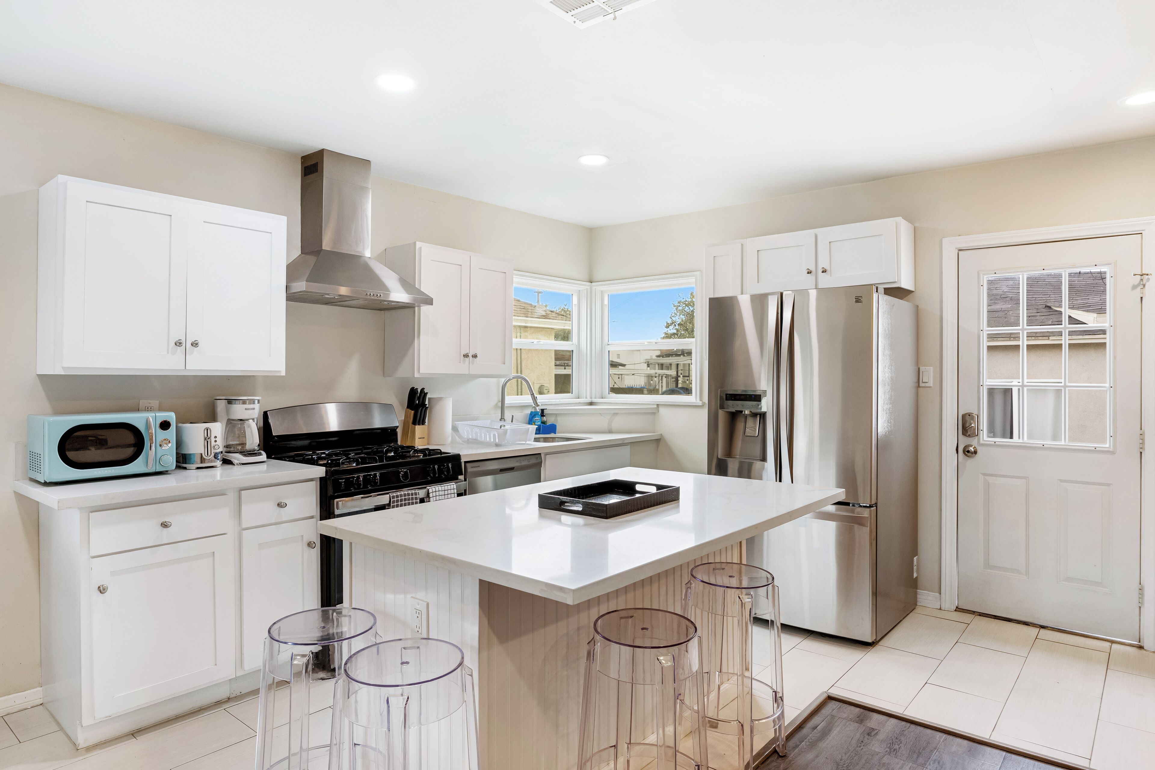 Frigorífico, microondas, horno y placa de cocina