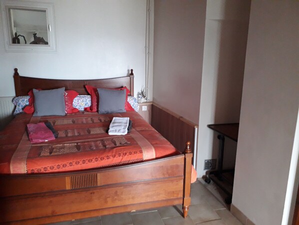 3 slaapkamers, een strijkplank/strijkijzer, wifi, beddengoed