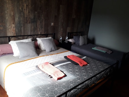 3 bedrooms, iron/ironing board, WiFi, bed sheets. Bed and breakfast Les 3 notes de mérotte