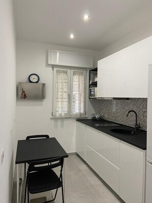 Lemari es besar, microwave, oven, dan kompor