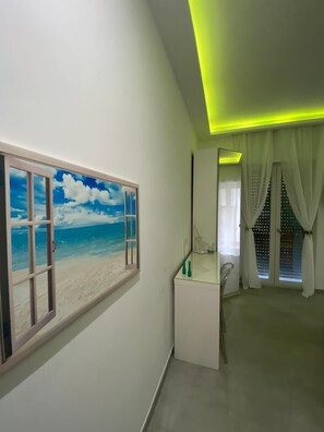 Superior Room, City View | Minibar, individually decorated, individually furnished, desk - Mamuccia Rooms (Naples)