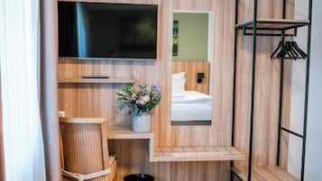 Comfort-Vierbettzimmer, Gartenblick | Schreibtisch, laptopgeeigneter Arbeitsplatz, kostenloses WLAN