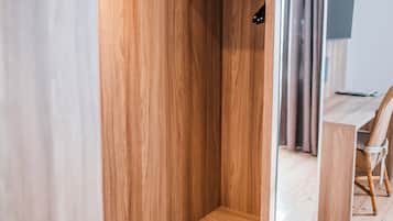 Quadrupla Comfort, vista giardino | Una scrivania, postazione laptop, Wi-Fi gratuito