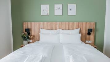 Comfort-Vierbettzimmer, Gartenblick | Schreibtisch, laptopgeeigneter Arbeitsplatz, kostenloses WLAN