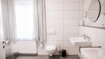 Comfort-Vierbettzimmer, Gartenblick | Badezimmer | Dusche, Haartrockner, Handtücher, Seife