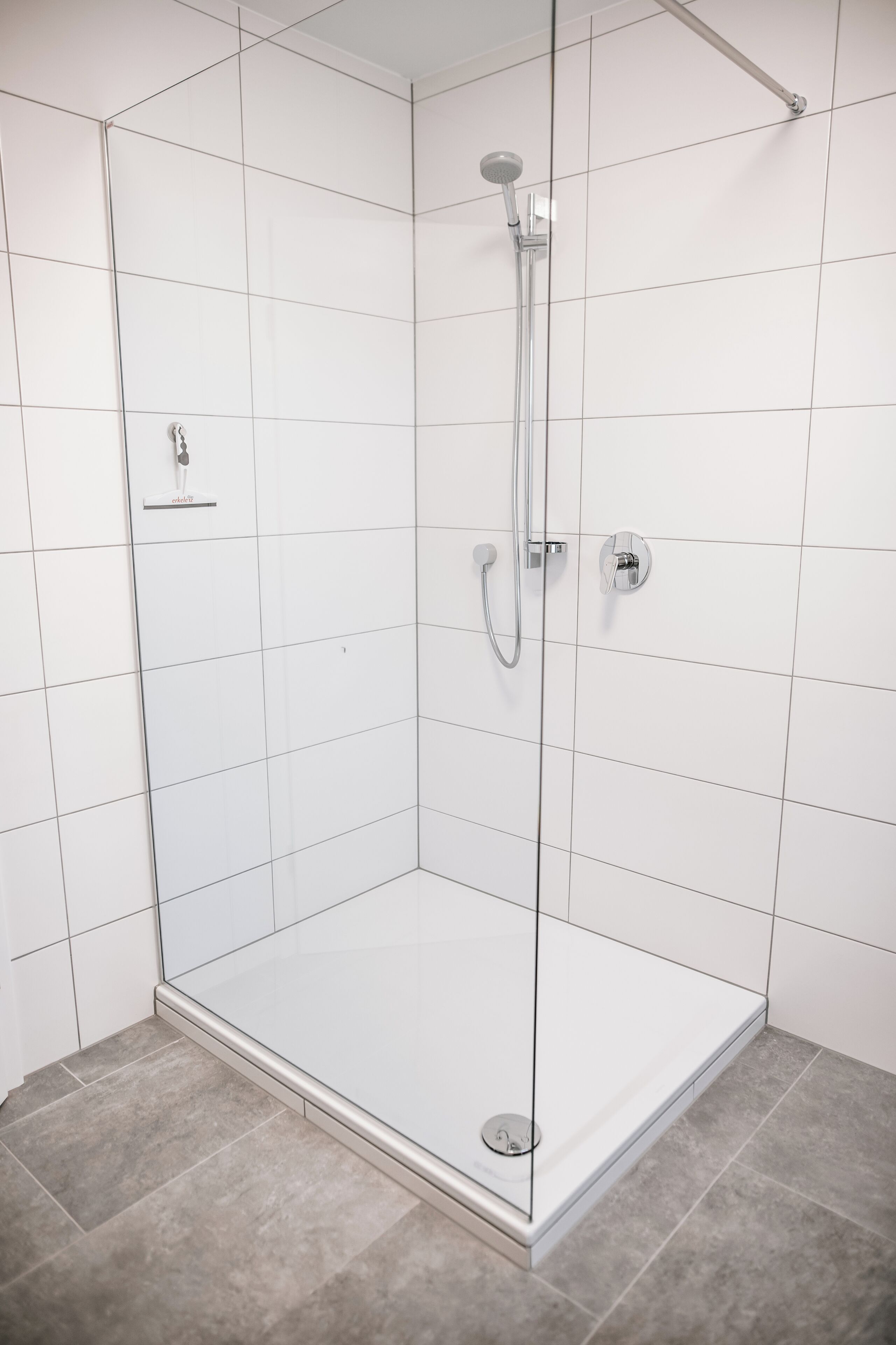 Habitación cuádruple Confort, vistas al jardín | Baño | Ducha, secador de pelo, toallas y jabón