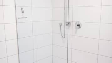 Comfort-Vierbettzimmer, Gartenblick | Badezimmer | Dusche, Haartrockner, Handtücher, Seife