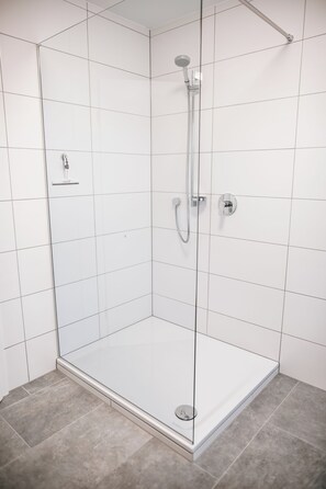 Habitación cuádruple Confort, vistas al jardín | Baño | Ducha, secador de pelo, toallas y jabón