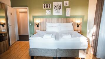 Comfort-Vierbettzimmer, Gartenblick | Schreibtisch, laptopgeeigneter Arbeitsplatz, kostenloses WLAN